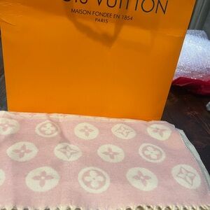 Beautiful New Louis Vuitton Pink & Blue with gray and Cream Large shaw